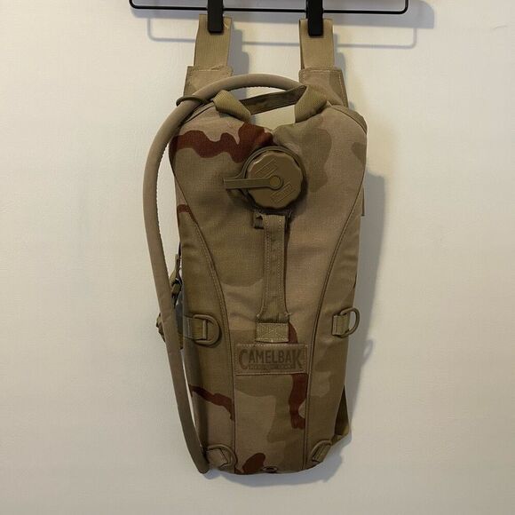 CamelBak Maximum Gear Tactical Backpack Desert Camo Hydration Pack Missing bite - Picture 1 of 8